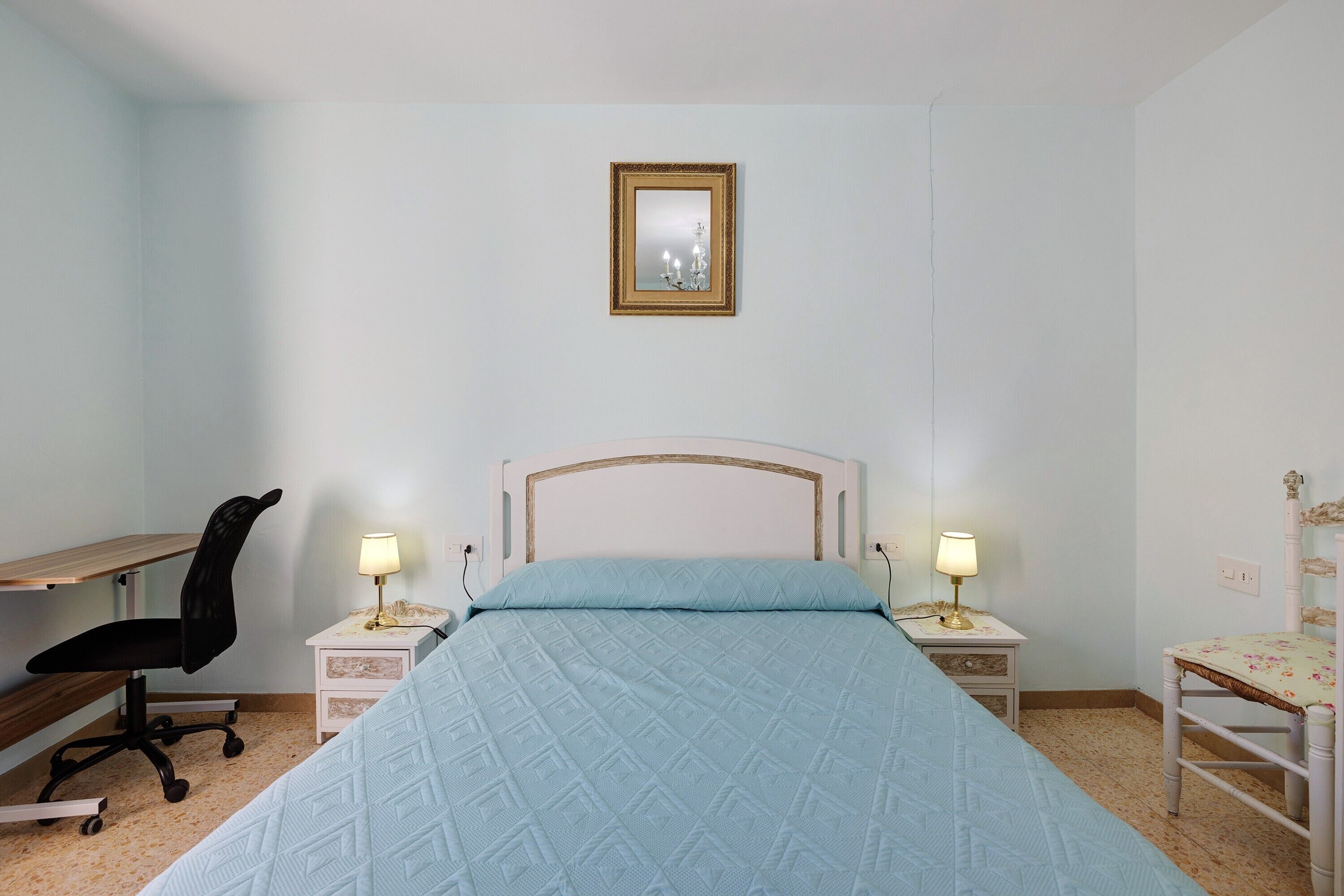 Tabla de planchar con plancha, wifi, ropa de cama