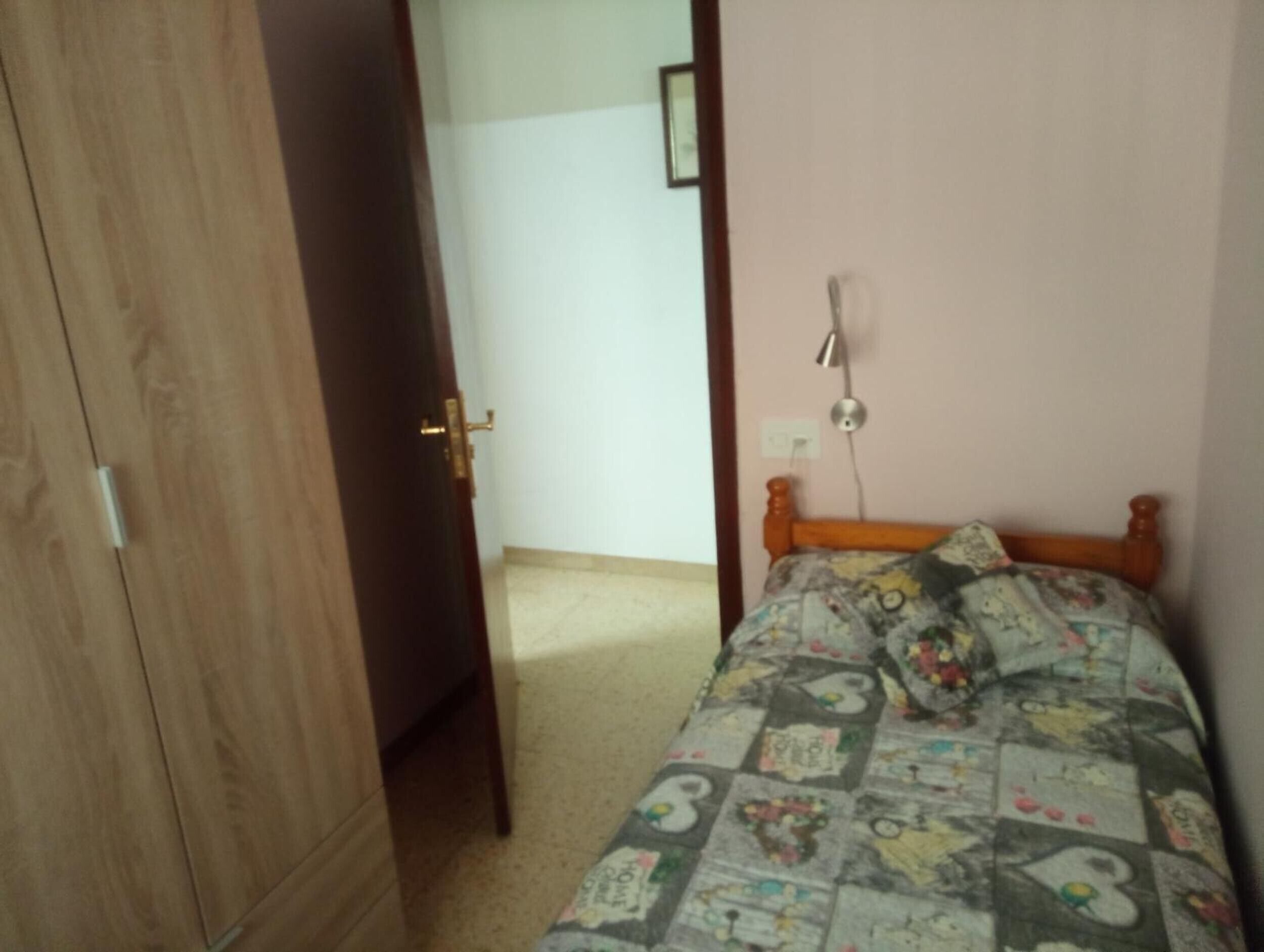 Tabla de planchar con plancha, wifi y ropa de cama 