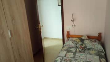 Tabla de planchar con plancha, wifi y ropa de cama