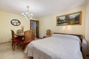 Iron/ironing board, WiFi, bed sheets