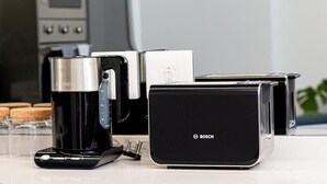 Une cuisine équipée d’une machine à café, d’un grille-pain et d’un appareil électroménager de la marque Bosch.