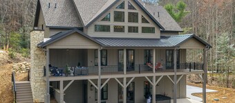 NEW Lakefront Beach, Game Room, Hot Tub, Treehouse, Kayaks, Dock, Movie Room