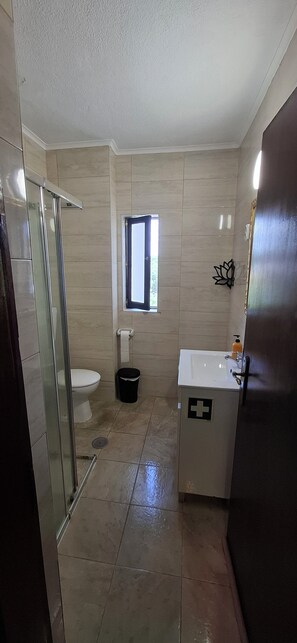 Shower, hair dryer, bidet, towels - Apart. Agua plaza Olhos de Água 500m from the beach (Albufeira)