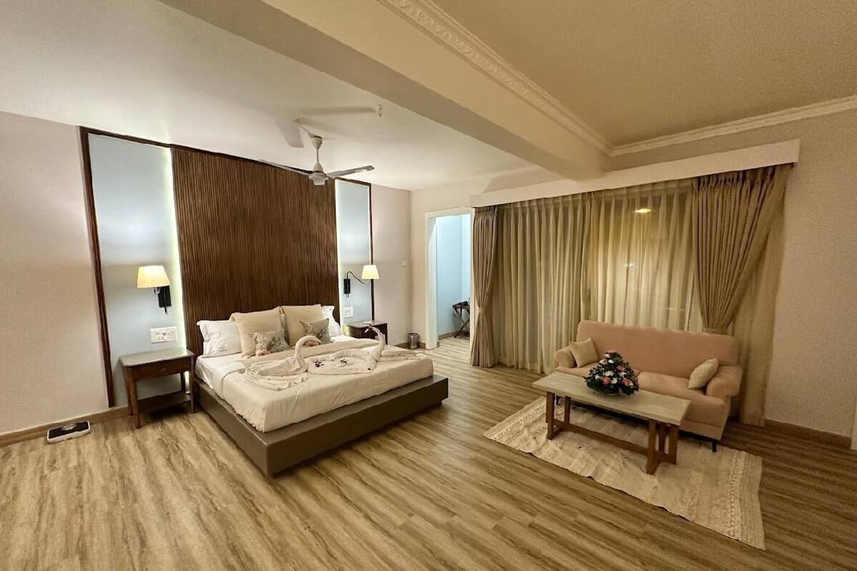 Luxury Suite | Desk, laptop workspace, free WiFi