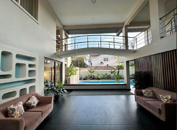 Una piscina al aire libre