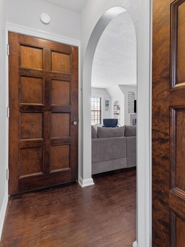 Central-Immaculate-Parking-Fenced Yard-Dining