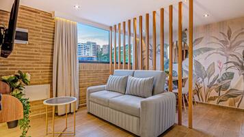 Luxury-Apartment, Balkon, Bergblick | Wohnbereich