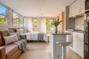 A modern apartment with a living area, a bedroom, and a kitchen. - Edificio Habitare Cristales (Cali)
