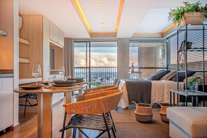 A modern apartment with a kitchen, dining area, and a balcony with a city view. - Edificio Habitare Cristales (Cali)