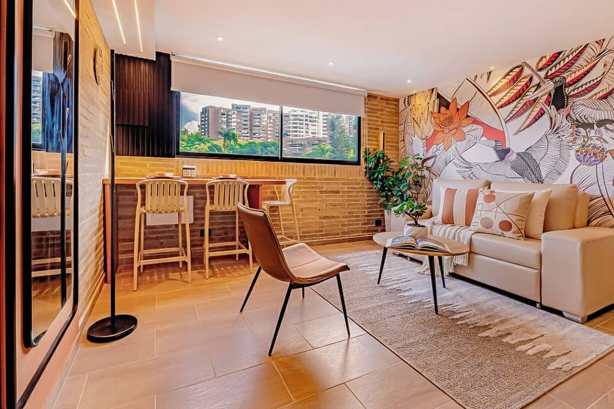 Departamento de lujo, balcón, vista a la montaña | Área de sala de estar