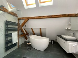 Deluxe Apartment, City View | Bathroom - Skylight Loft- z wanną i parkingiem  (Sopot)