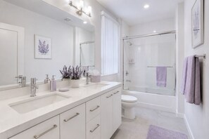 Standardzimmer, Stadtblick | Badezimmer | Kostenlose Toilettenartikel, Haartrockner, Handtücher, Seife