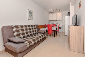 Classic Apartment, Garden View | Living area | 100-cm LCD TV with satellite channels - Apartment Bokan (Vir)