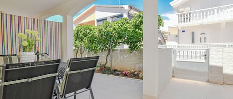 Apartamento clásico, vistas al jardín | Terraza o patio