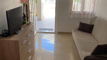 Apartamento clásico, vistas al jardín | Zona de estar | Televisión LCD de 100 cm con canales por satélite