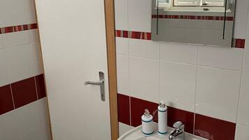 Apartamento clásico, vistas al jardín | Baño | Ducha, secador de pelo y toallas