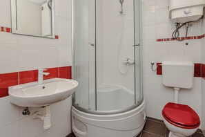 Classic Apartment, Garden View | Bathroom | Shower, hair dryer, towels - Apartment Bokan (Vir)