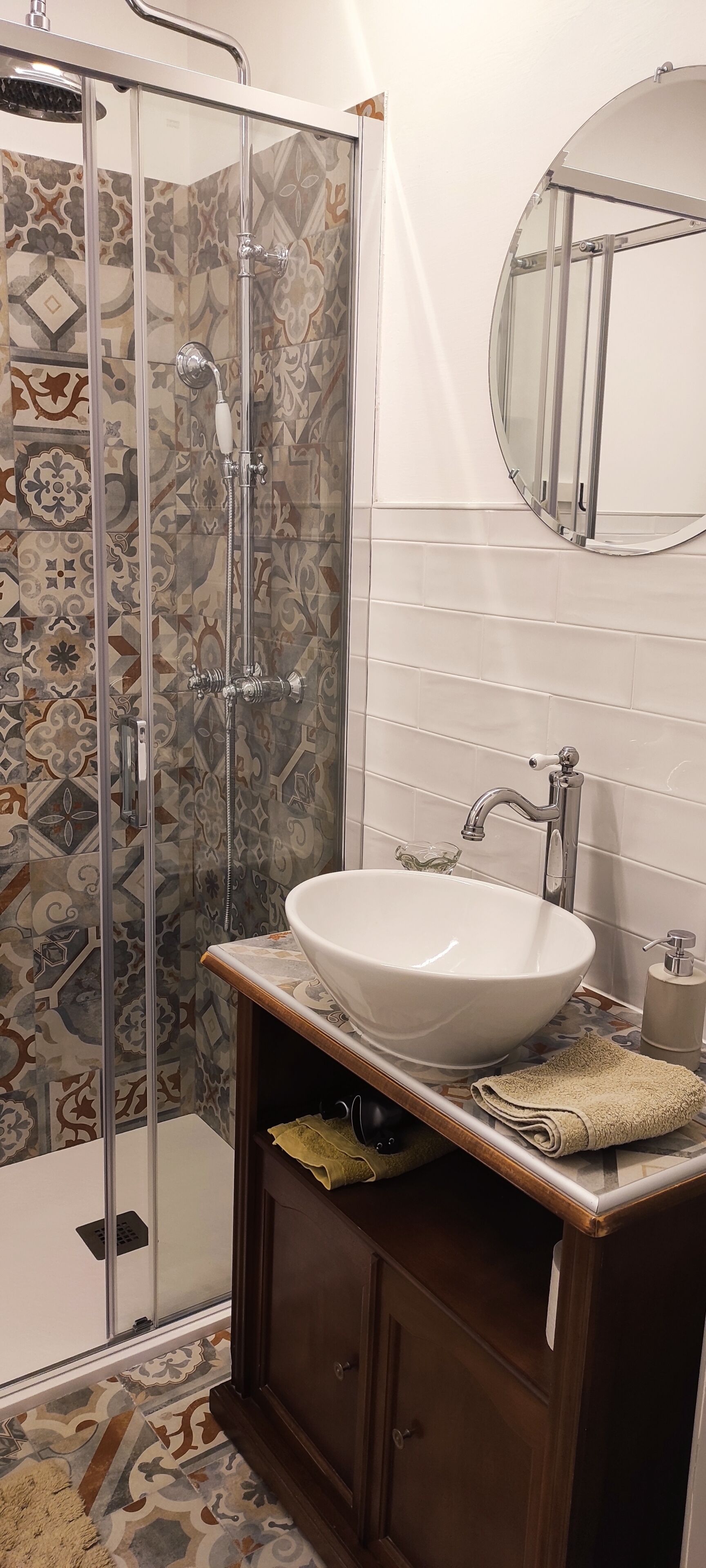 Dusche, Haartrockner, Bidet, Handtücher