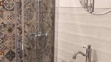 Dusche, Haartrockner, Bidet, Handtücher