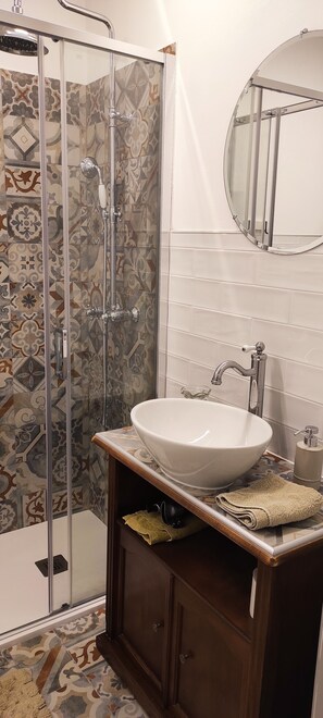 Dusche, Haartrockner, Bidet, Handtücher