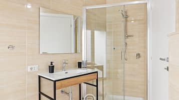 Douche, bidet, serviettes fournies, shampoing