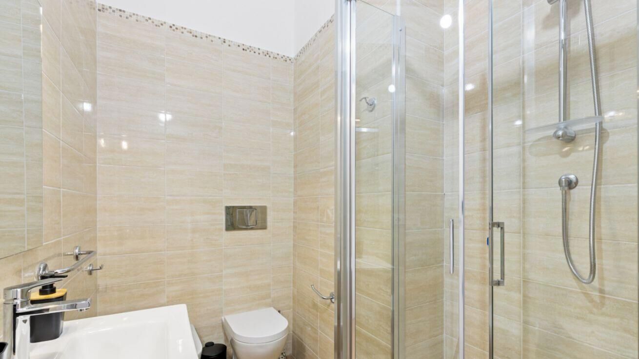 Een douche, een bidet, handdoeken, shampoo