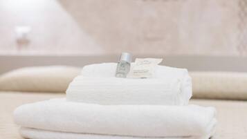 Shower, bidet, towels, shampoo