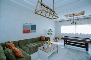 Living area - Cozy 2-bedroom apartment with Pool Table Fes (Fès)