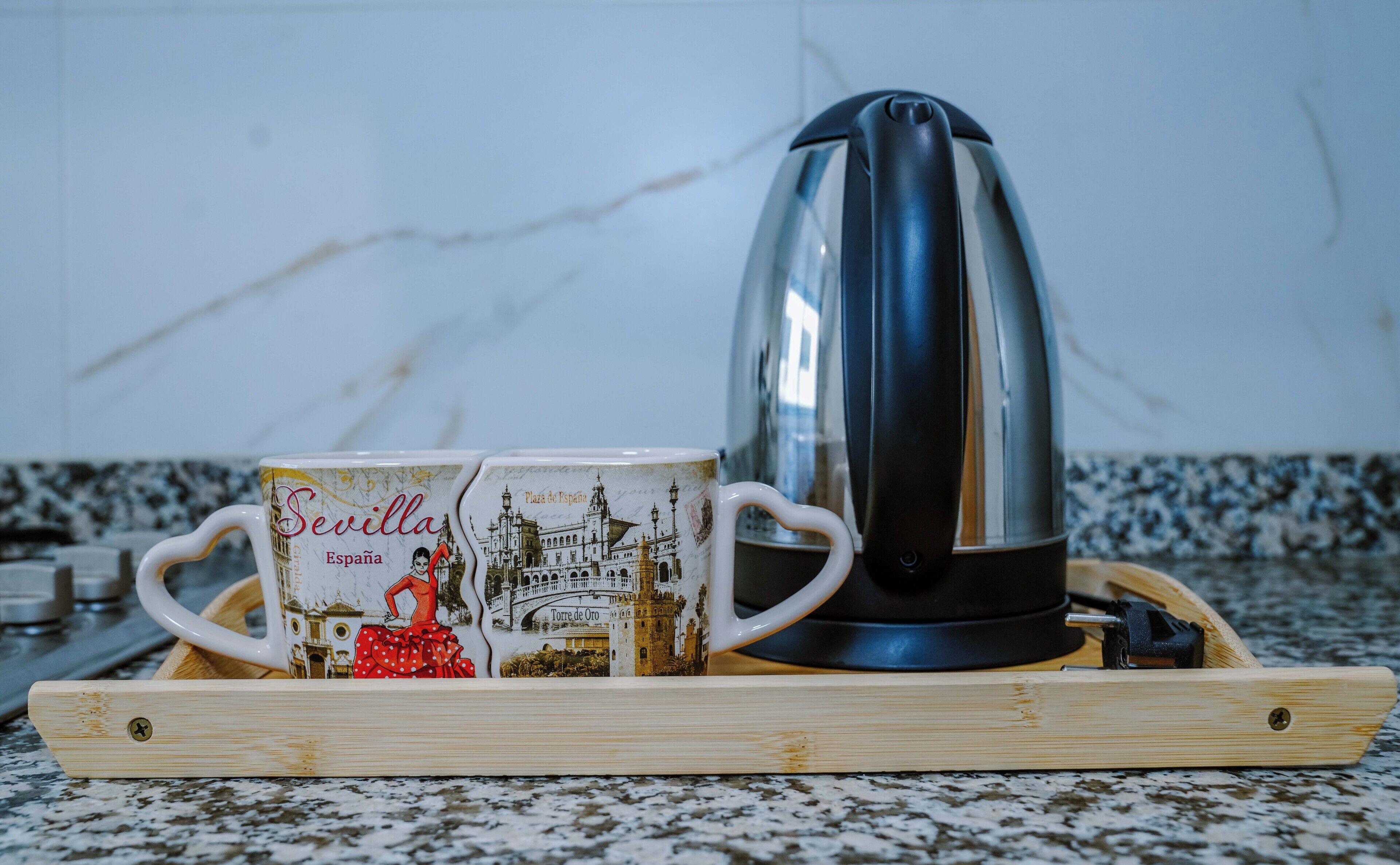 Eine Küchenarbeitsplatte mit einer Kaffeemaschine und zwei Tassen.