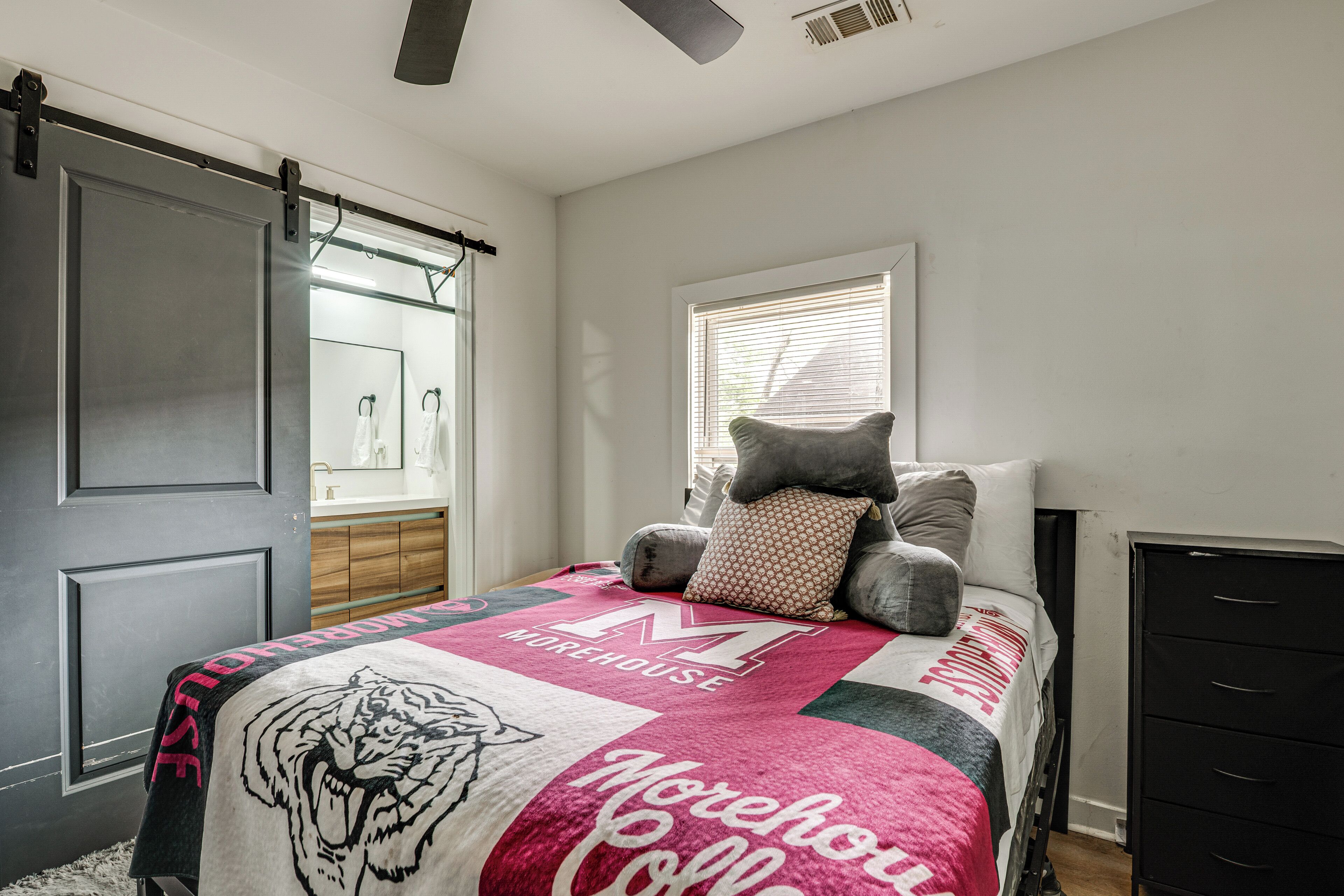 Quarto com cama, guarda-roupa, janela e porta.