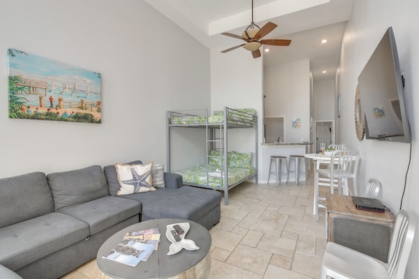Beach Days, Family Fun! Resort-style Galveston Gem - Galveston, TX