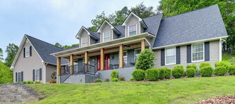 Walk to Main St! 4-acre Family Escape in London