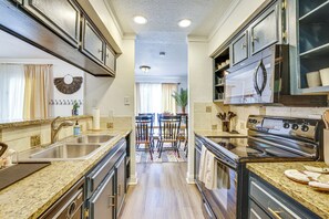 A kitchen with granite countertops, stainless steel appliances, and a central island. - 6 Mi to At&t Stadium! Texan-themed Townhome (Arlington)