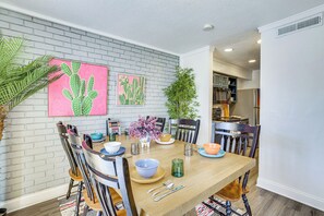 Apartment (3 Bedrooms) | Interior - 6 Mi to At&t Stadium! Texan-themed Townhome (Arlington)