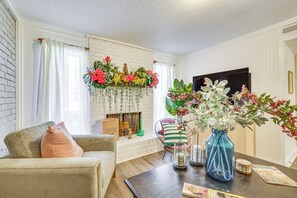 Apartment (3 Bedrooms) | Interior - 6 Mi to At&t Stadium! Texan-themed Townhome (Arlington)