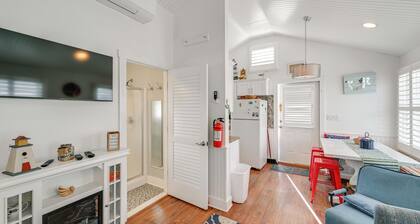 Walk to Bay Village, Beaches & More! Cozy Cottage