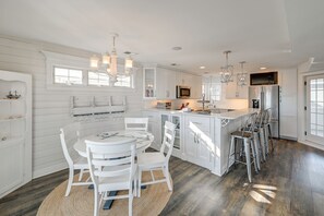 House (6 Bedrooms) | Interior