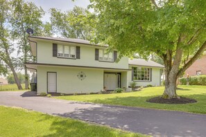 Interior - Green Lantern: Game Room, Furnished Deck, Modern (Lexington)