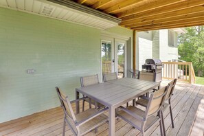 Interior - Green Lantern: Game Room, Furnished Deck, Modern (Lexington)