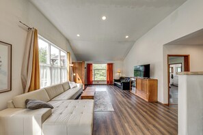 Interior - Combined Main House + Studio in Oak Harbor! (Oak Harbor)