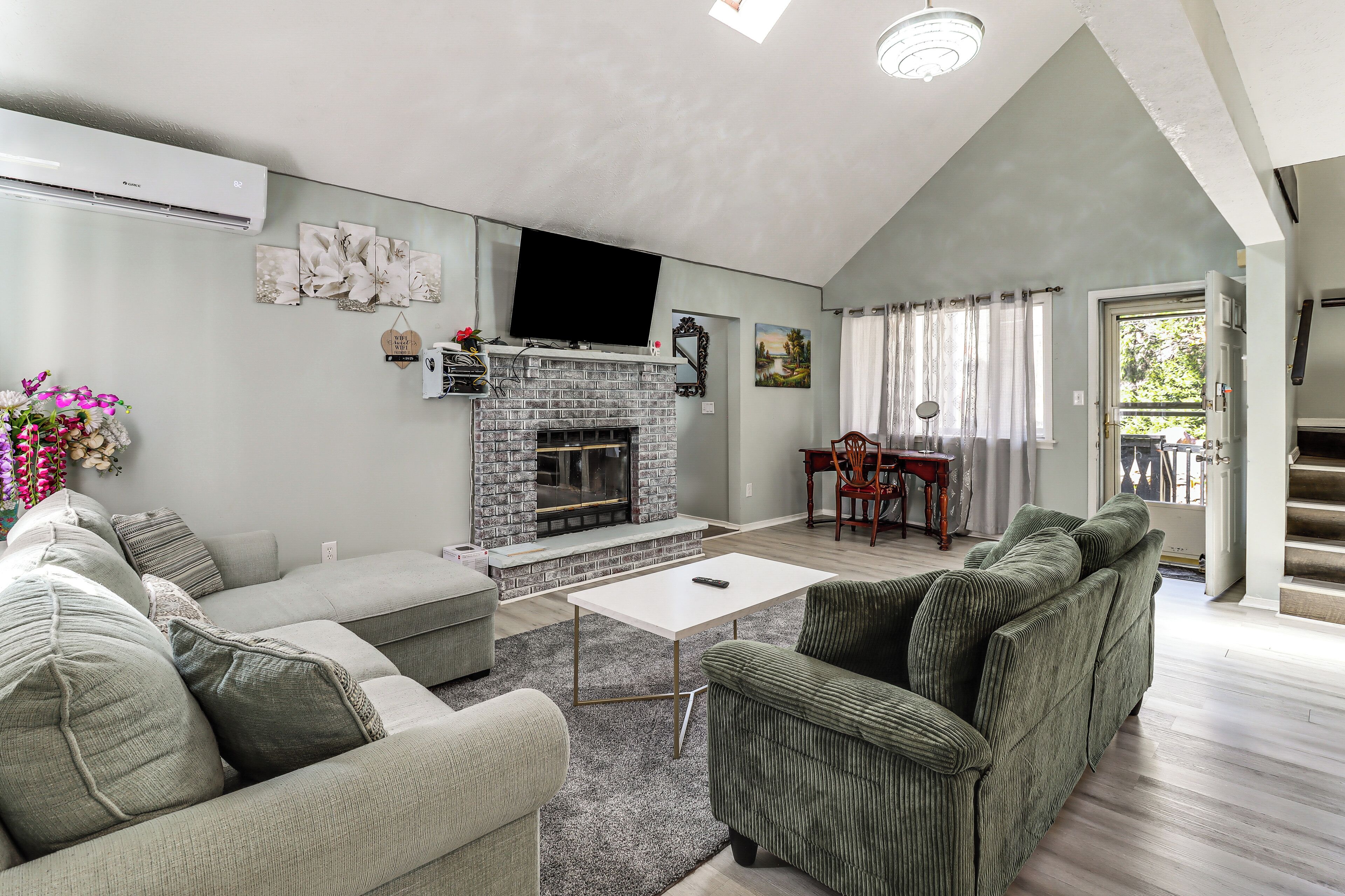 House (4 Bedrooms) | Front of property