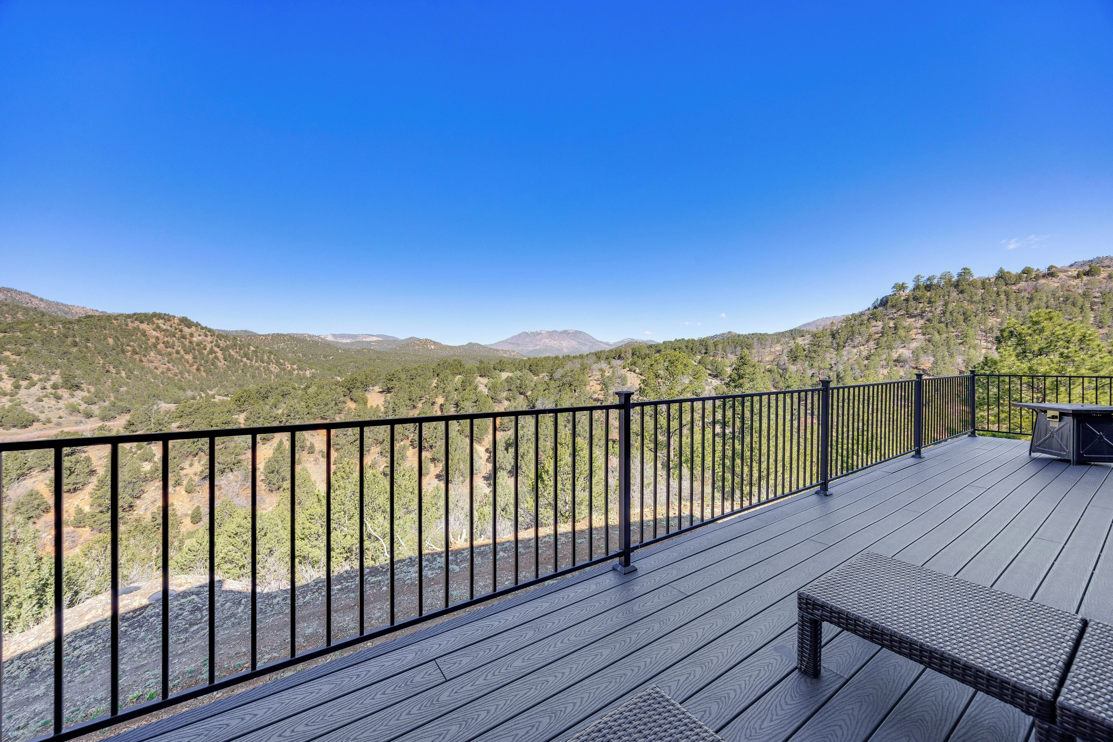 Una terraza con vistas a un paisaje montañoso.