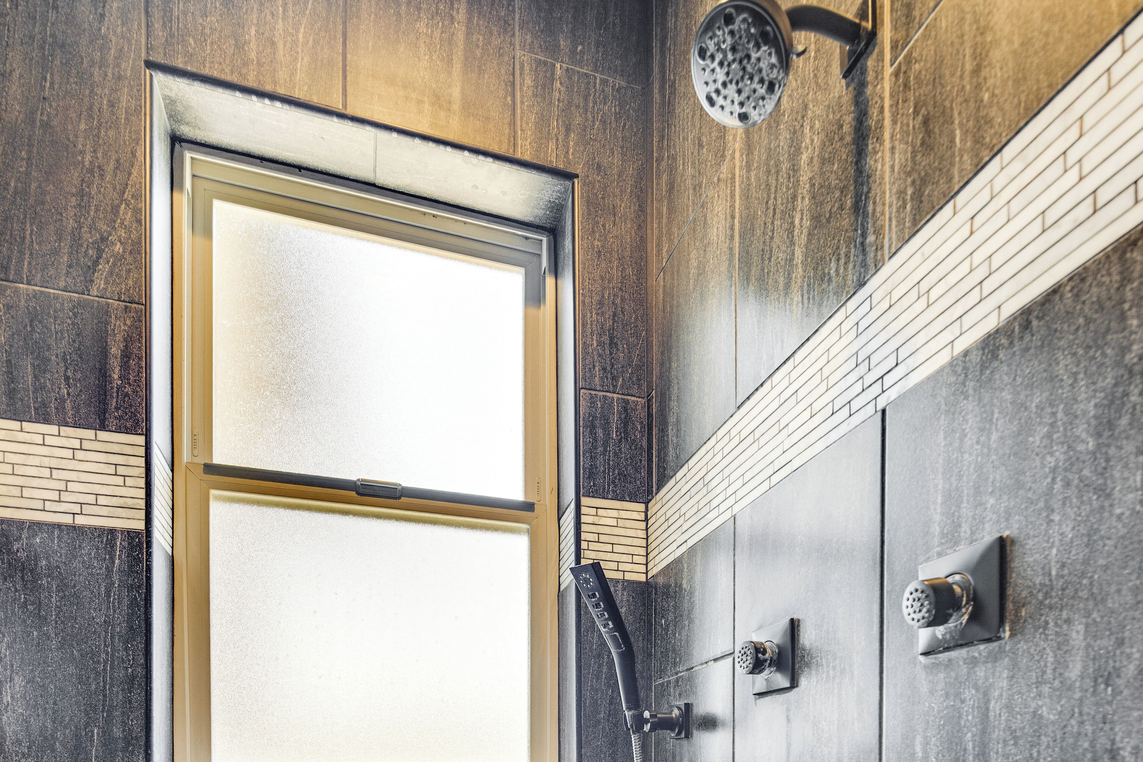 Une salle de bain avec une douche, des toilettes et un lavabo.