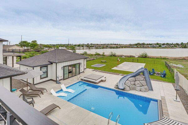 Pool, Hot Tub, Dock & Views! Luxe Moses Lake Manor - Moses Lake, WA