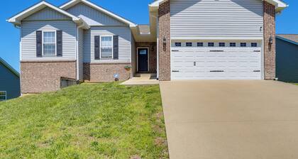 Deck & Large Yard! Family Haven in Cape Girardeau