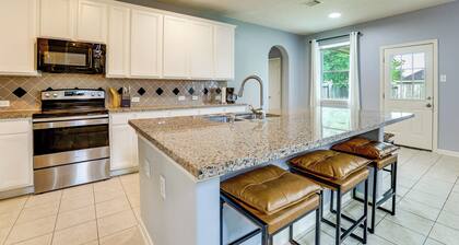 Private Yard & Furnished Patio! Rosenberg Retreat