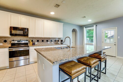 Private Yard & Furnished Patio! Rosenberg Retreat
