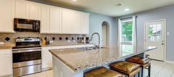 Private Yard & Furnished Patio! Rosenberg Retreat