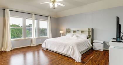 Private Yard & Furnished Patio! Rosenberg Retreat