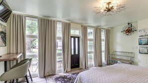 Un dormitorio con cama, escritorio, silla y banco.